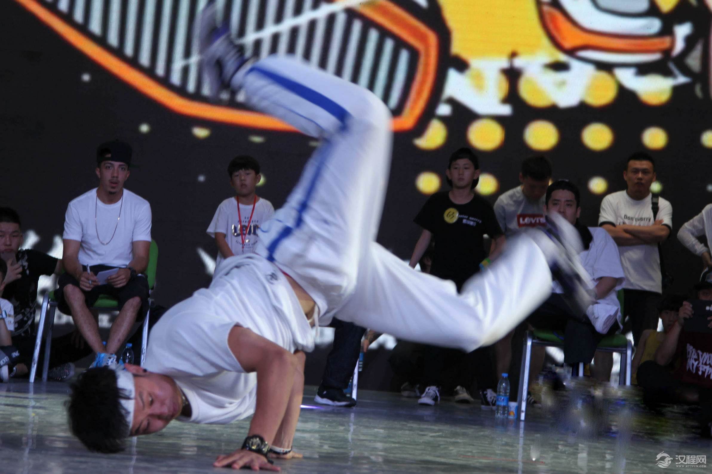 这简直是街舞人体教科书！