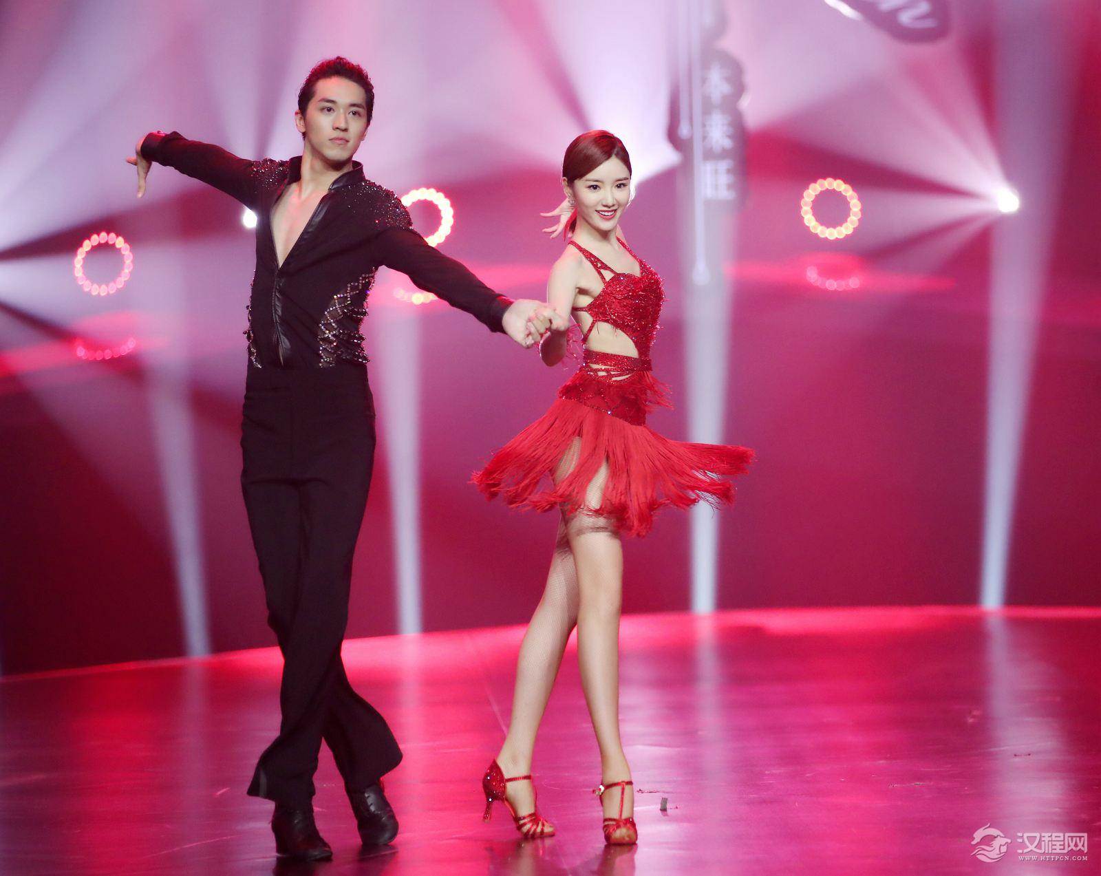 跳拉丁舞时出现上下身脱节怎么办