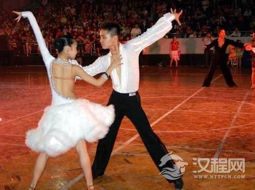 交谊舞基本舞步的练习