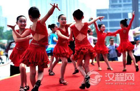 牛仔舞两种不同跳法，业余爱好者更适合哪种