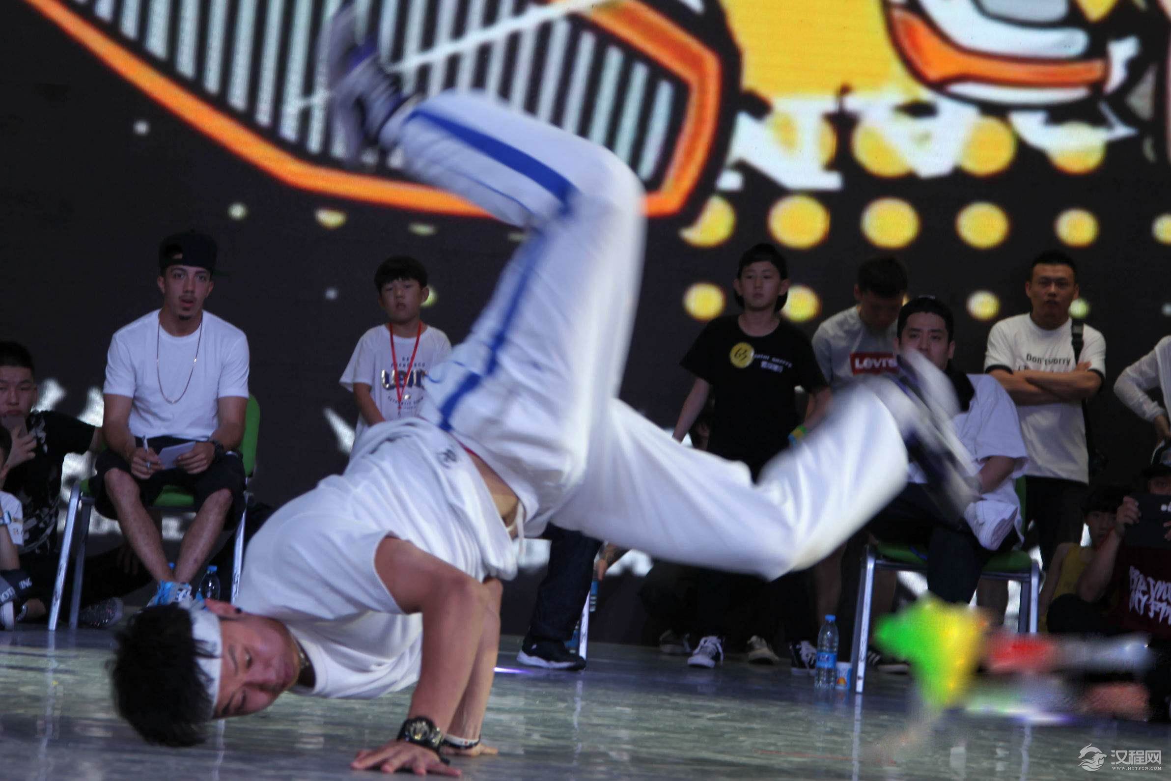 跳帅气的街舞风车技巧