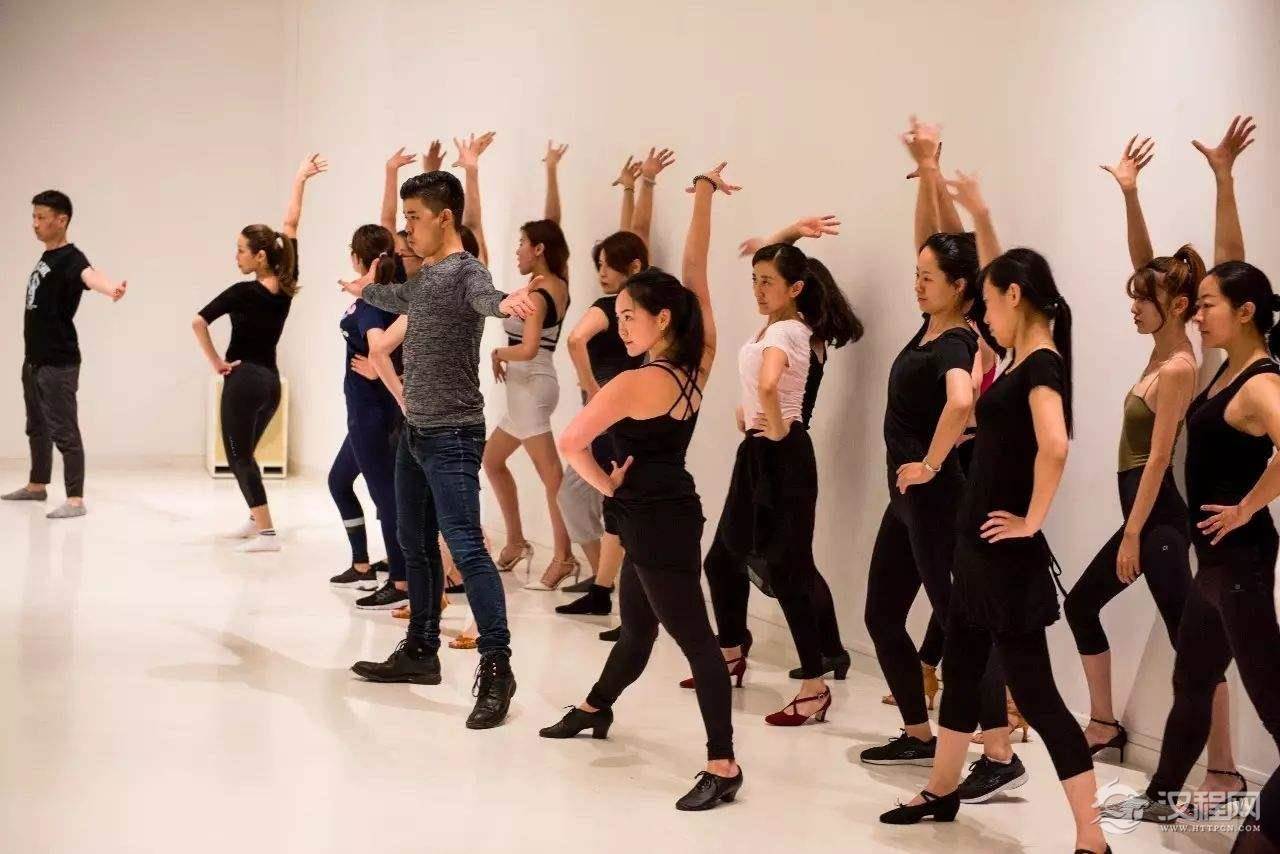 拉丁舞的站立姿态