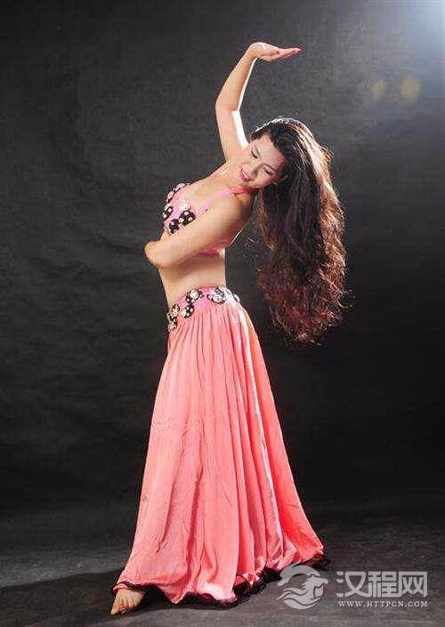 跳肚皮舞时一定要赤脚吗？