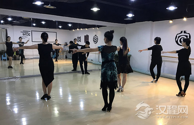 拉丁舞基础站姿训炼方法