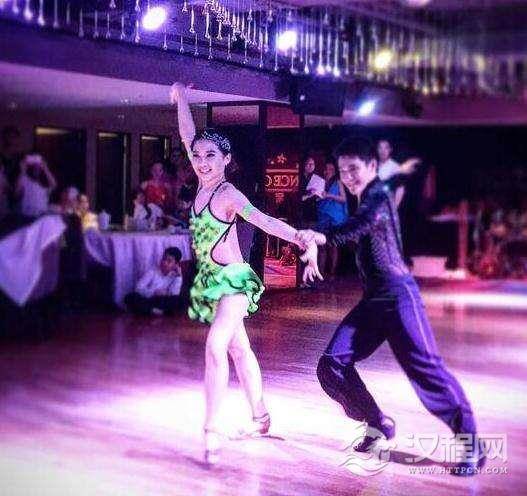 跳拉丁舞中基本的腿部要求