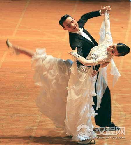 跳摩登舞要注重重心