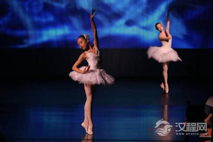 学习芭蕾舞腿型对比图，怎么练出标准的芭蕾舞腿型？