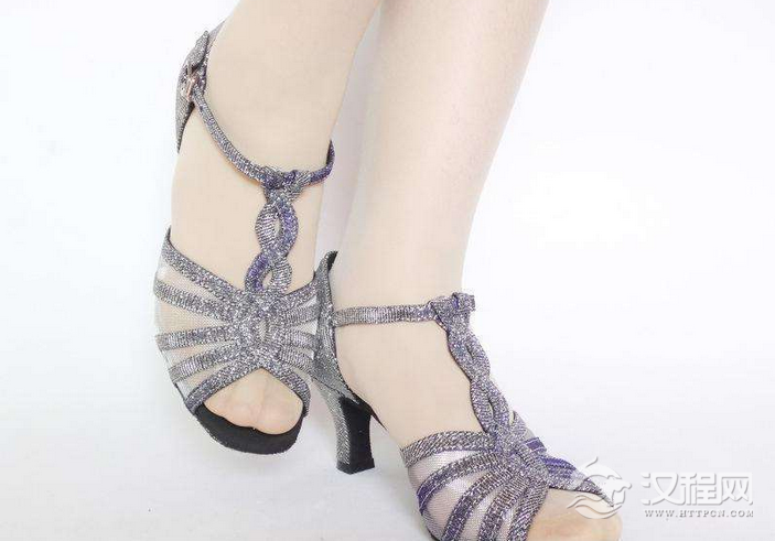 挑一双适合儿童学拉丁舞的鞋子，你是怎么选的？