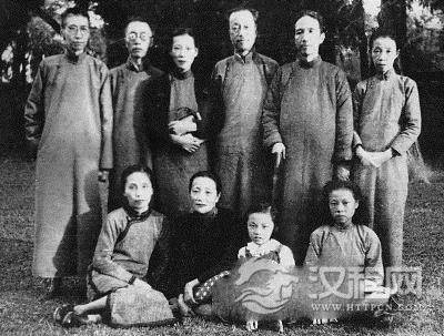 现在不少知识分子乐于“人格矮化”