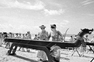 京族群众在金滩弹奏独弦琴欢庆哈节