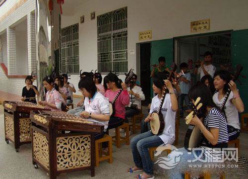 古筝专家杨始德义务指导侯中广东汉乐班