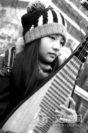 高一女生为挣学费随父广州街头卖艺