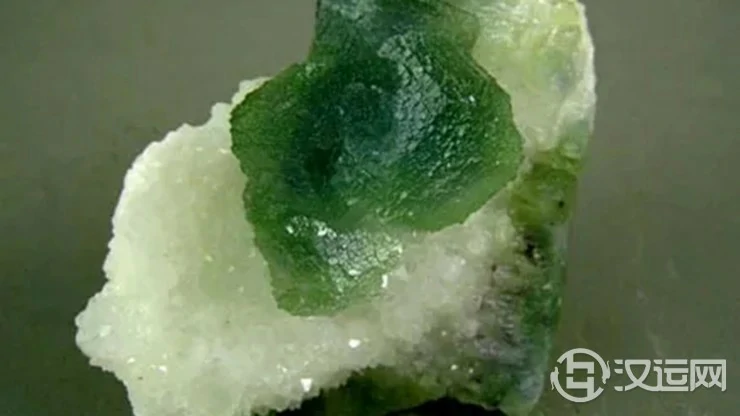 水瓶座的守护水晶——萤石